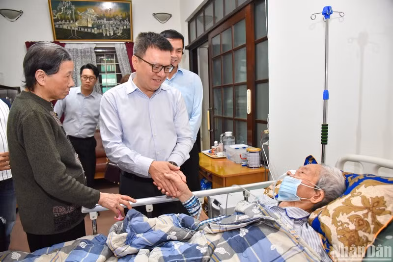 El compañero Le Quoc Minh y el general de división Chu Duy Kinh. (Fotografía: Nhat Quang)