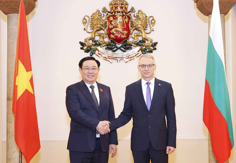 El presidente de la Asamblea Nacional de Vietnam, Vuong Dinh Hue, y el primer ministro de Bulgaria, Nikolai Denkov. (Fotografía: VNA)