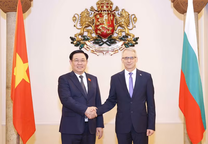 El presidente de la Asamblea Nacional de Vietnam, Vuong Dinh Hue, y el primer ministro de Bulgaria, Nikolai Denkov. (Fotografía: VNA)