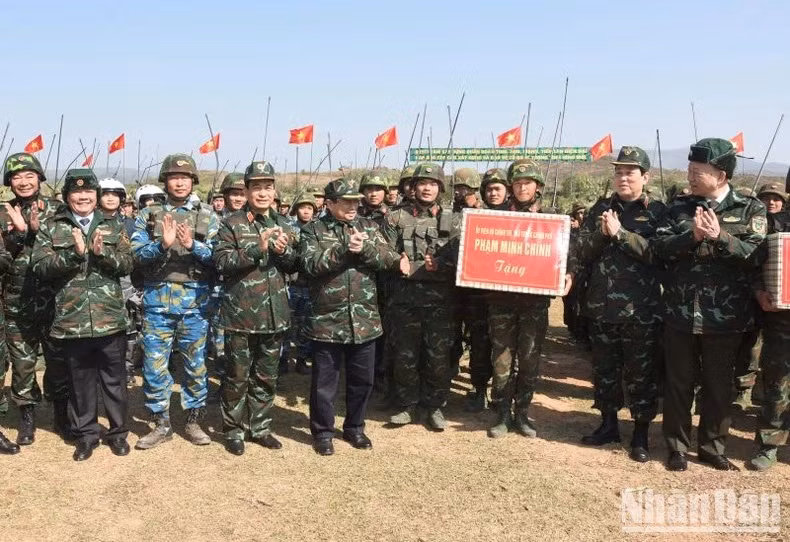 Entrega de un regalo a los soldados.