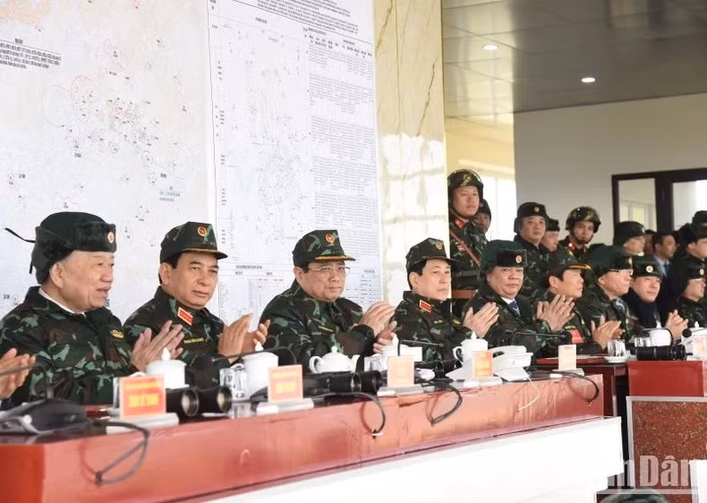 El premier observa la actividad.