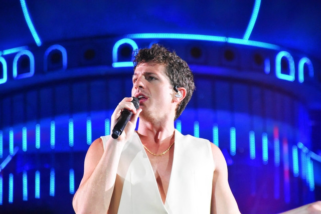 Charlie Puth canta en el festival de música 8Wonder, en VinWonder Nha Trang. (Fotografía: thanhnien.vn)