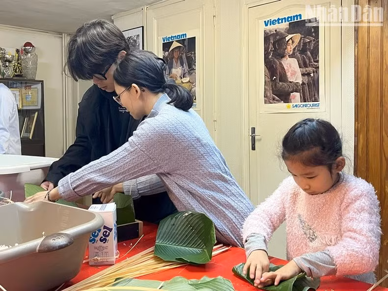 Niños vietnamitas de segunda generación en Lyon curiosos por esta costumbre del Tet.