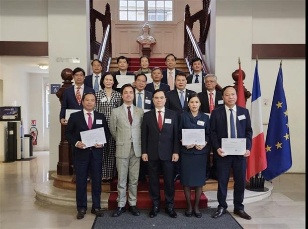 La delegación posa en el Instituto Nacional del Servicio Público de Francia. (Fotografía: VNA)