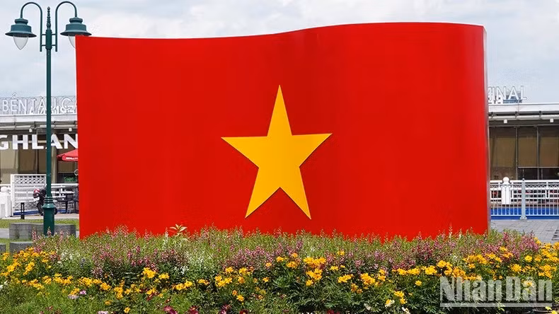 La bandera nacional izada en el parque del muelle de Bach Dang, distrito 1, Ciudad Ho Chi Minh, en ocasión del aniversario del Día Nacional este año. (Fotografía: Vu Anh)