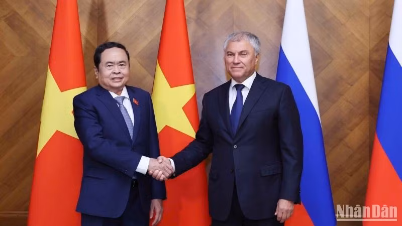 El presidente de la Asamblea Nacional de Vietnam, Tran Thanh Man (izquierda), y el presidente de la Duma Estatal de la Asamblea Federal de Rusia, Vyacheslav Victorovich Volodin. (Fotografía: Nhan Dan)