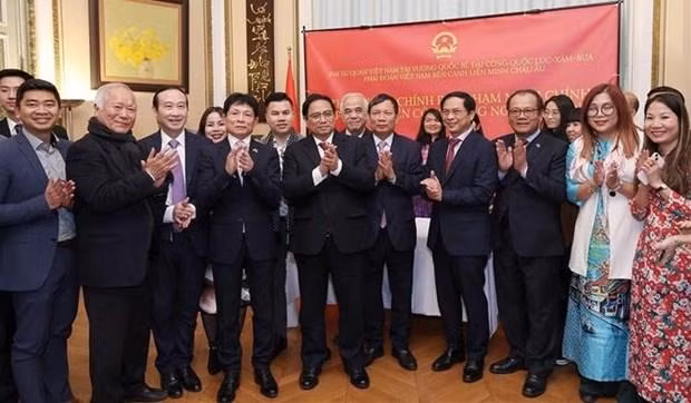 El primer ministro de Vietnam, Pham Minh Chinh, se reúne con representantes de la comunidad de connacionales en Bélgica. (Fotografía: VNA)