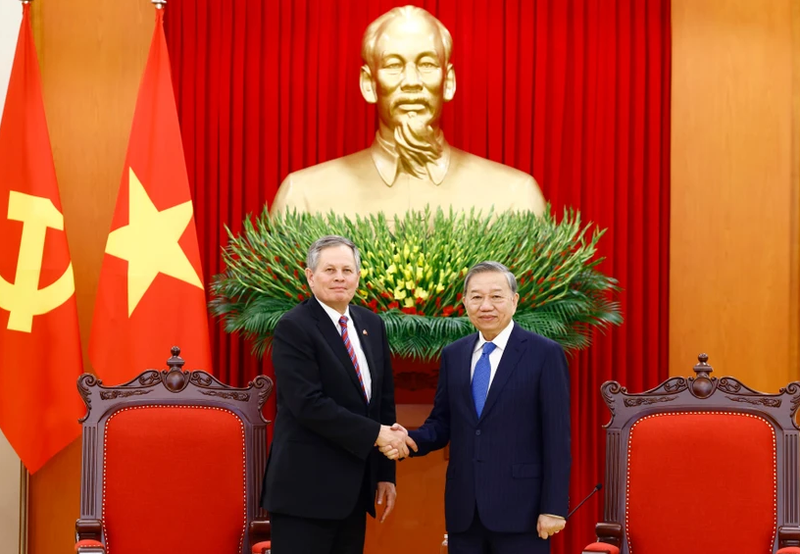 El secretario general del Partido Comunista de Vietnam, To Lam (derecha), recibe al senador estadounidense Steven David Daines.(Fotografía: VNA)