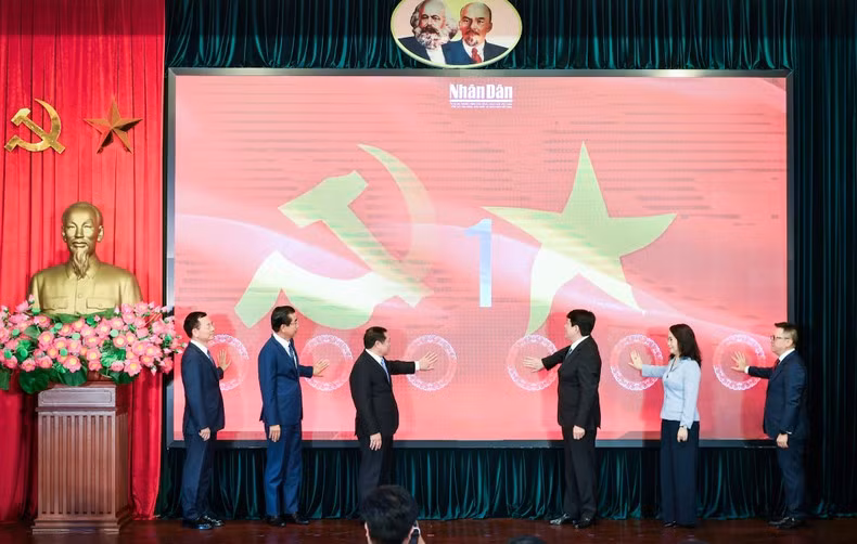 Los dirigentes del Partido y del Estado participantes realizan el gesto protocolario para inaugurar el micrositio.