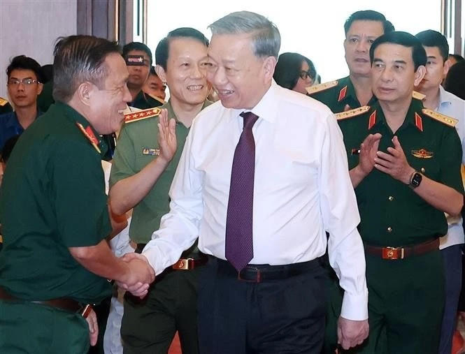 El secretario general del Partido Comunista de Vietnam, To Lam (centro), y delegados a la reunión. (Fotografía: VNA)