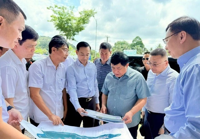 El vice primer ministro Nguyen Chi Dung se reúne con las autoridades de la provincia de Kien Giang para avanzar en los preparativos de la Semana de Líderes Económicos del APEC 2027. (Fotografía: VNA)