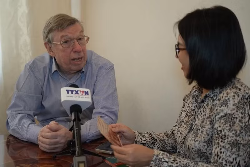 Viktor Petrov, miembro de la junta directiva de la Fundación Soviética para la Paz y del Comité Soviético de Apoyo a Vietnam, en la entrevista. (Fotografía: VNA)