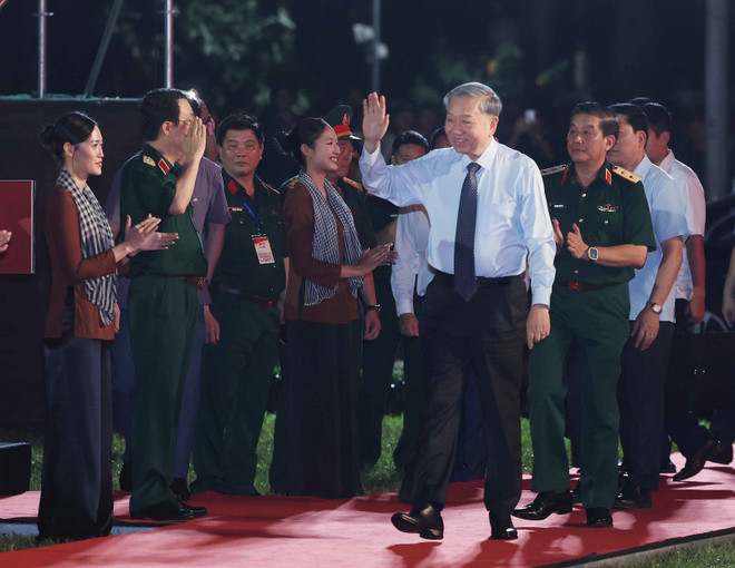 El secretario general del Partido Comunista de Vietnam, To Lam, asiste al programa. (Fotografía: VNA)