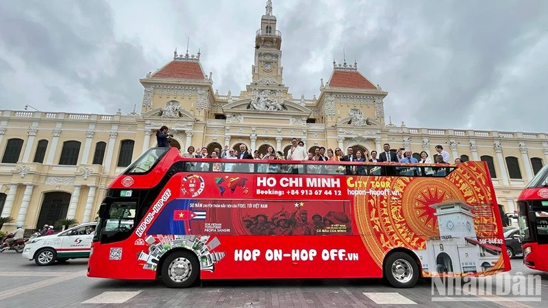 Los autobuses son decorados con una fotografía de Fidel Castro ondeando la bandera del Frente Nacional de Liberación de Vietnam del Sur en la colina 241, Quang Tri, en septiembre de 1973. (Fotografía: Nhan Dan)