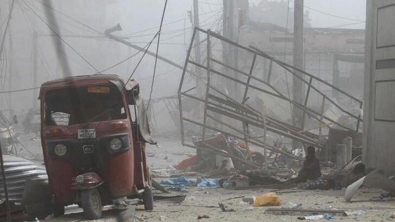 Escena de una explosión de bomba cerca del Ministerio de Educación de Somalia, en la calle K5 de la capital nacional, Mogadiscio, el 29 de octubre de 2022. (Fotografía: Reuters)