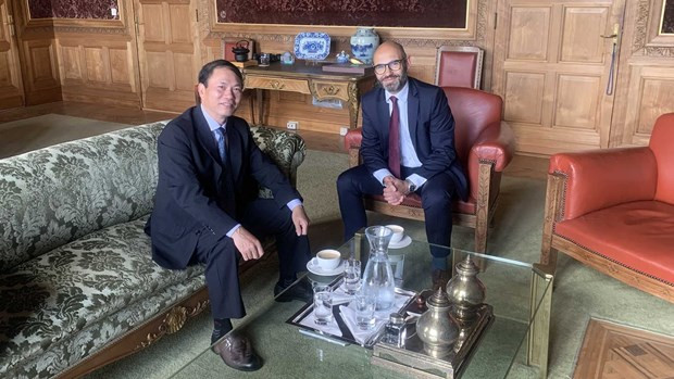 El secretario general de la Corte Permanente de Arbitraje en La Haya, Marcin Czepelak, recibe al saliente embajador de Vietnam en los Países Bajos, Pham Viet Anh. (Fotografía: baoquocte.vn)
