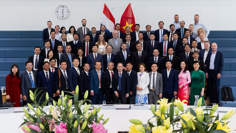 La delegación en el conversatorio convocado en los Países Bajos. (Fotografía: baoquocte.vn)