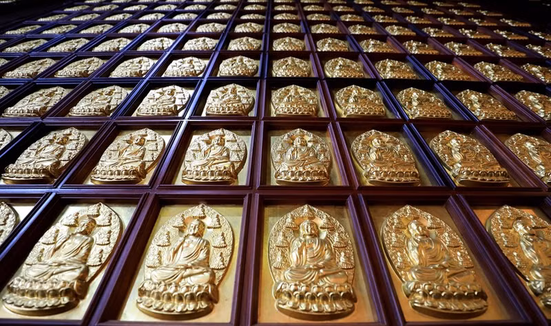 Pared con un diseño sofisticado en la sala principal de la pagoda de Khai Doan. Pared con un diseño sofisticado en la sala principal de la pagoda de Khai Doan.