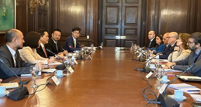 El viceministro de Relaciones Exteriores vietnamita Ha Kim Ngoc y sus similares de Argentina Marcia Rosa Levaggi y Gabriel Martínez copresiden la novena Consulta Política entre las dos Cancillerías. (Fotografía: VNA)