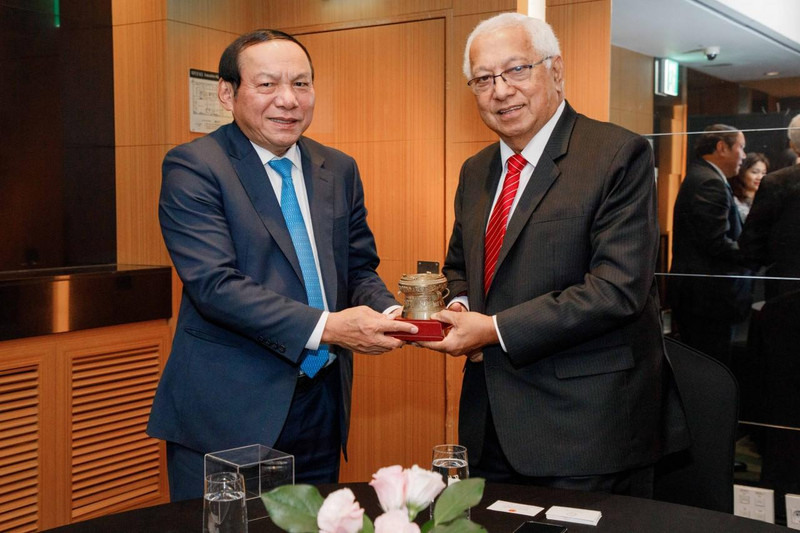 El ministro de Cultura, Deportes y Turismo de Vietnam, Nguyen Van Hung (izquierda), posa con el presidente interino de la ACNO, Robin Mitchell. (Fotografía: Agencia de Cooperación Internacional de esa cartera vietnamita)