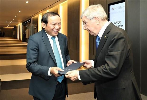 El ministro de Cultura, Deportes y Turismo de Vietnam, Nguyen Van Hung, y el presidente del COI, Thomas Bach. (Fotografía: VNA)