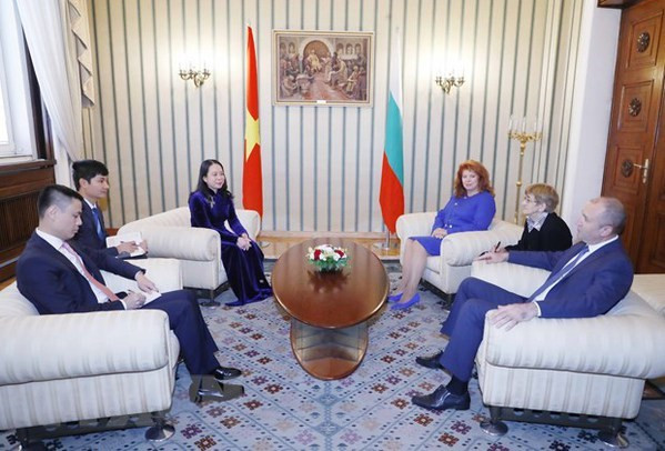 La vicepresidenta de Vietnam, Vo Thi Anh Xuan, en una reunión con el presidente búlgaro, Rumen Radev (extrema derecha). (Fotografía: VNA)