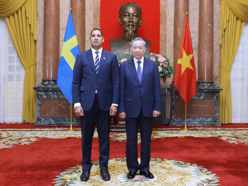 El secretario general del Partido Comunista y presidente de Vietnam, To Lam, y el embajador sueco, Johan Ndisi. (Fotografía: VNA)