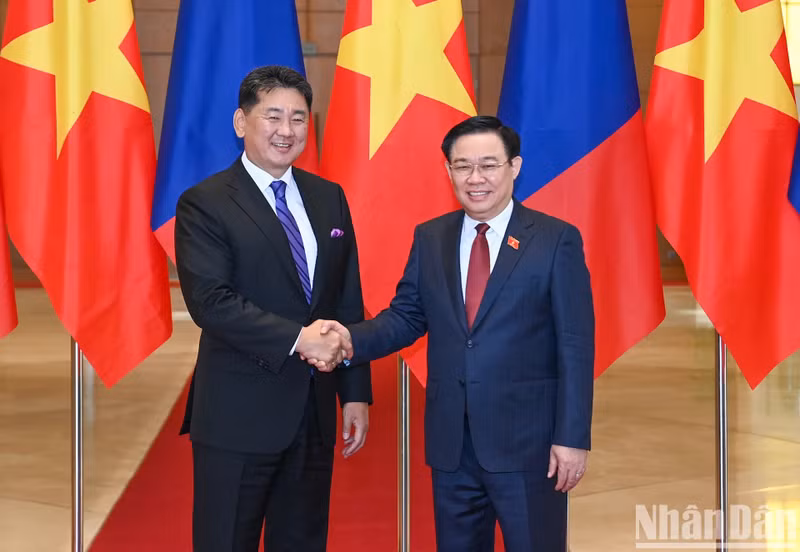 El titular de la Asamblea Nacional de Vietnam, Vuong Dinh Hue (derecha), y el presidente de Mongolia, Ukhnaagiin Khurelsukh. (Fotografía: Nhan Dan)