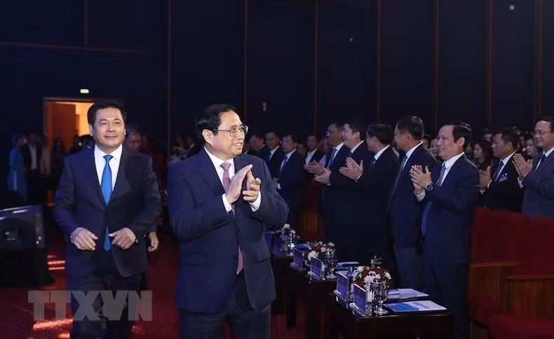 El dirigente llega al lugar del evento.