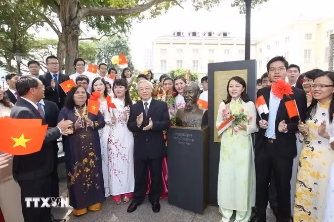 El secretario general del PCV, Nguyen Phu Trong, y los compatriotas rinden homenaje al Presidente Ho Chi Minh en su busto en el Museo de las Civilizaciones Asiáticas (Singapur), el 12 de septiembre de 2012. (Fotografía: VNA)