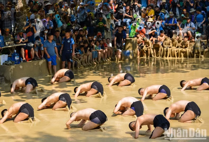 Los luchadores realizan el ritual dedicado a San Tam Giang antes de entrar en juego. Los luchadores realizan el ritual dedicado a San Tam Giang antes de entrar en juego.