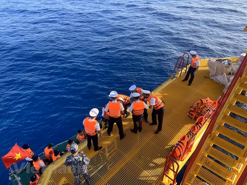 Los oficiales y soldados de la plataforma superan todas las dificultades para cumplir sus tareas. Los oficiales y soldados de la plataforma superan todas las dificultades para cumplir sus tareas.