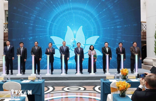 El presidente de la Asamblea Nacional de Vietnam, Vuong Dinh Hue, y los delegados en la ceremonia de bienvenida al vuelo número 100 mil de Vietnam Airlines a China. (Fotografía: VNA)