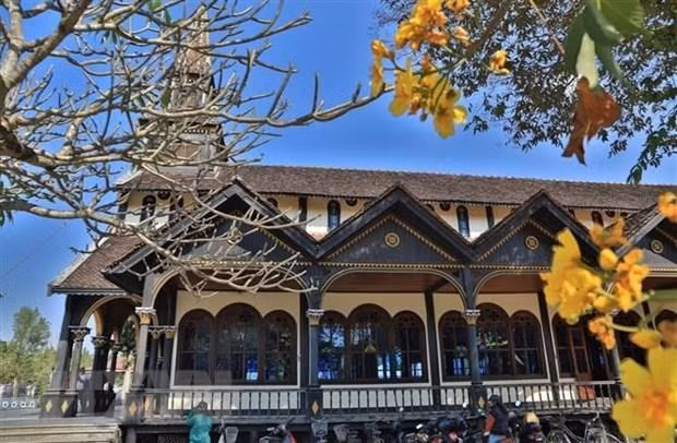 La catedral de Kon Tum es la única obra maestra de madera con un estilo de basílica que queda en pie en todo el mundo. (Fotografía: VNA)