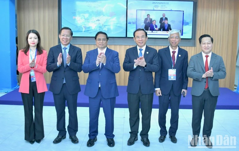 El primer ministro Pham Minh Chinh (tercero a la izquierda) en la ceremonia. (Fotografía: Nhan Dan)