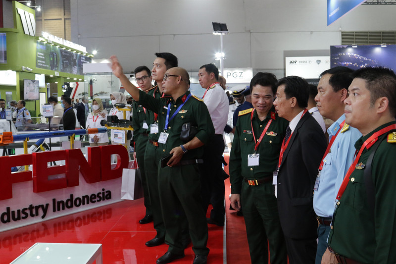 La delegación vietnamita visita la exposición. (Fotografía: VNA)