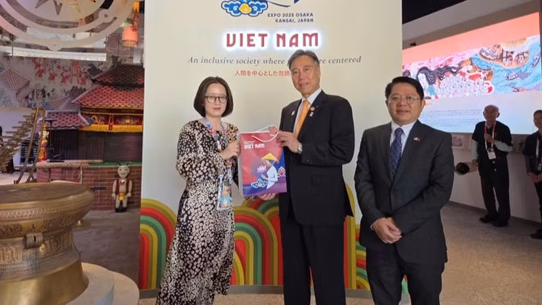 El gobernador de la prefectura nipona de Nagano, Shuichi Abe, y el cónsul general de Vietnam en Osaka, Ngo Trinh Ha, recorren el pabellón del país indochino en la EXPO 2025. (Fotografía: Nhan Dan)