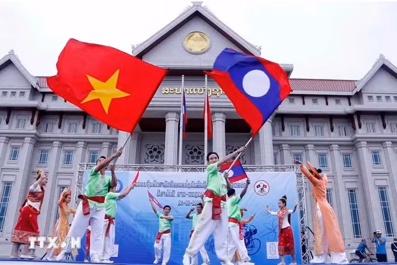 Una actuación artística para conmemorar el Año de Solidaridad y Amistad entre Laos-Vietnam y Vietnam-Laos en 2022. (Fotografía: Archivo de VNA)