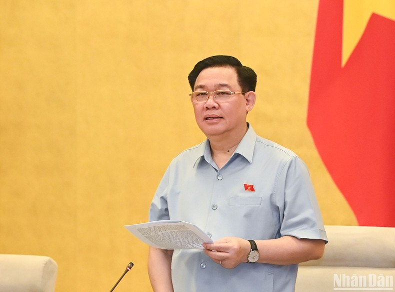 El presidente de la Asamblea Nacional de Vietnam, Vuong Dinh Hue, interviene en la reunión. (Fotografía: Nhan Dan)