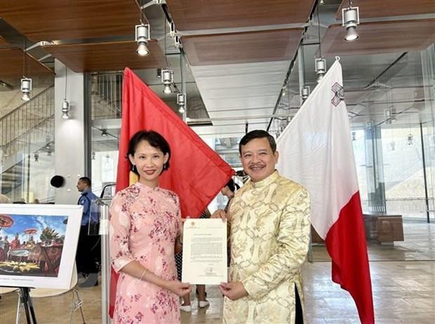 Un representante de la Embajada de Vietnam en Italia concurrente en Malta entrega una carta de felicitación por el establecimiento de la Asociación de Vietnamitas en Malta al presidente de la agrupación. (Fotografía: VNA)