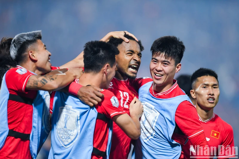 Jugadores vietnamitas celebran el primer gol. (Fotografía: Nhan Dan)