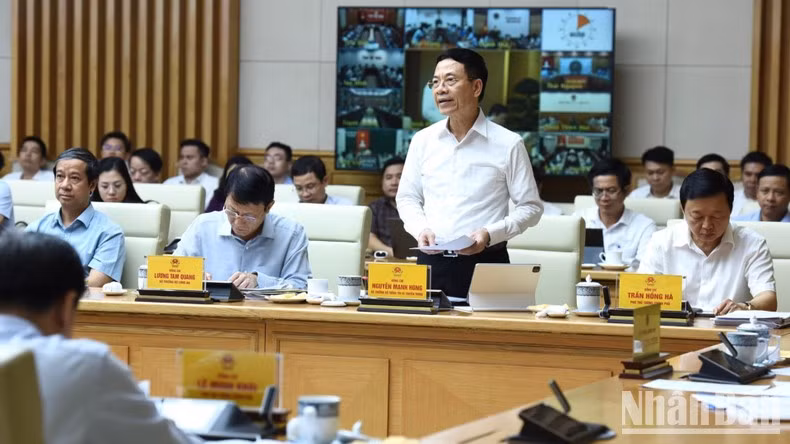 El ministro de Información y Comunicación, Nguyen Manh Hung.