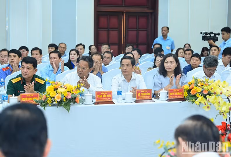 Participaron miembros clave del personal administrador de Binh Thuan.