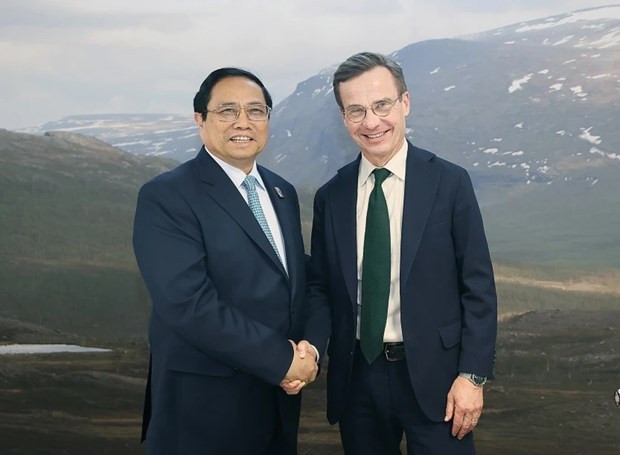 El primer ministro Pham Minh Chinh con su homólogo sueco, Ulf Kristersson, al margen de la conferencia COP28. (Fotografía: VNA)