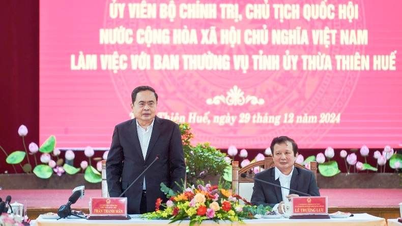 El presidente de la Asamblea Nacional, Tran Thanh Man, habla en la reunión. (Fotografía: Nhan Dan)