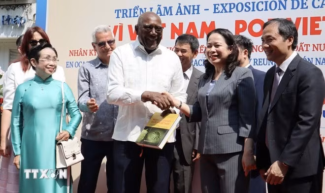 La vicepresidenta de Vietnam, Vo Thi Anh Xuan (segunda a la derecha), entrega un recuerdo a Salvador Valdés Mesa, miembro del Buró Político y vicepresidente de Cuba. (Fotografía: VNA)