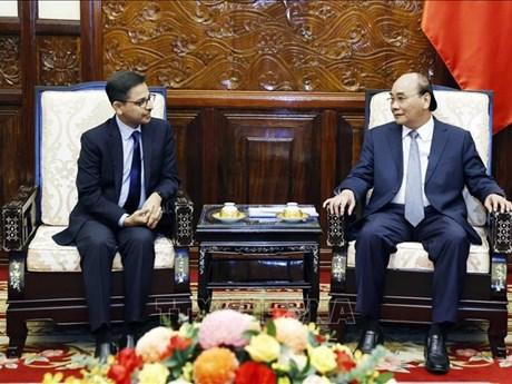 El presidente de Vietnam, Nguyen Xuan Phuc, recibe a Pranay Verma, embajador de la India en el país indochino. (Fotografía: VNA)