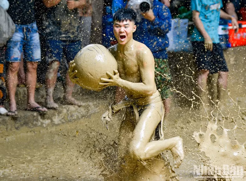El balón está hecho de madera y pesa casi 20 kilógramos. El balón está hecho de madera y pesa casi 20 kilógramos.