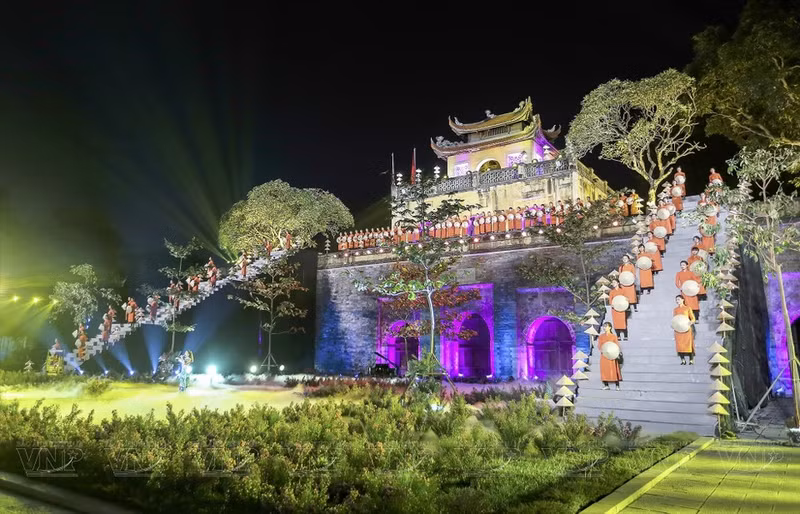 Desfile del "Ao dai" (traje tradicional de Vietnam) en la Ciudadela Imperial de Thang Long, Patrimonio Mundial.