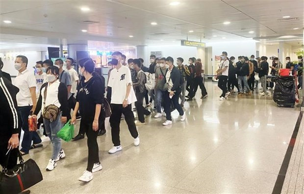 Los 60 ciudadanos vietnamitas llegan al Aeropuerto Internacional de Tan Son Nhat en Ciudad Ho Chi Minh el 30 de mayo por la mañana. (Fotografía: VNA)